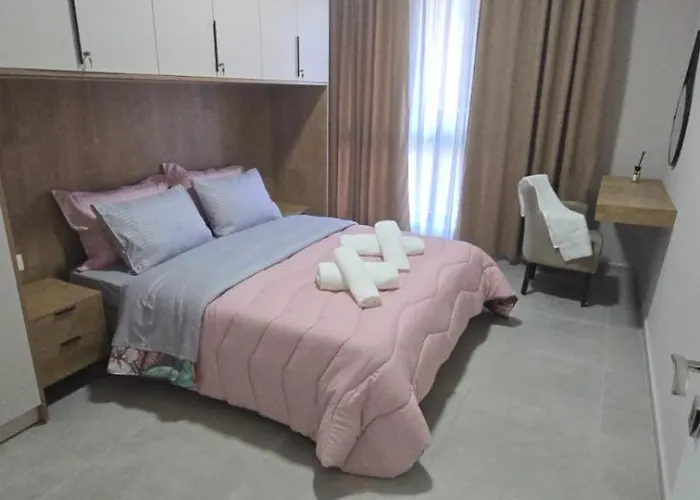 Luxurious Square 21 Apartman Tirana
