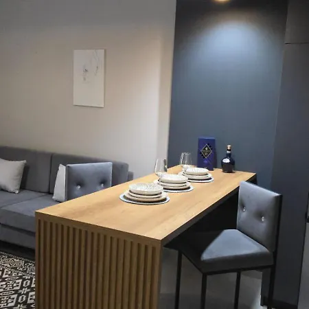 شقة Luxurious Square 21 تيرانا